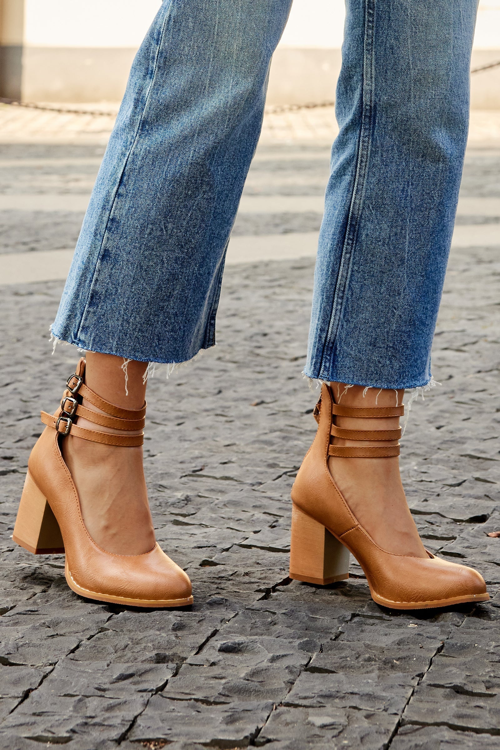 Anna-Berg | Flowing Smooth Sandals With Ankle Strap And Thick Heel