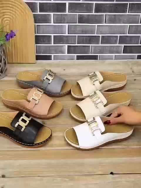 Anna-Berg | Refined Cushioned Buckle Sandals in a Flattering Cut