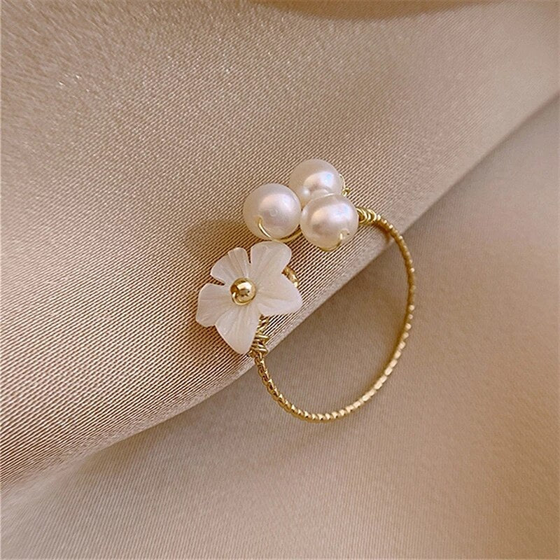 White Flower Ring with Pearls in Gold