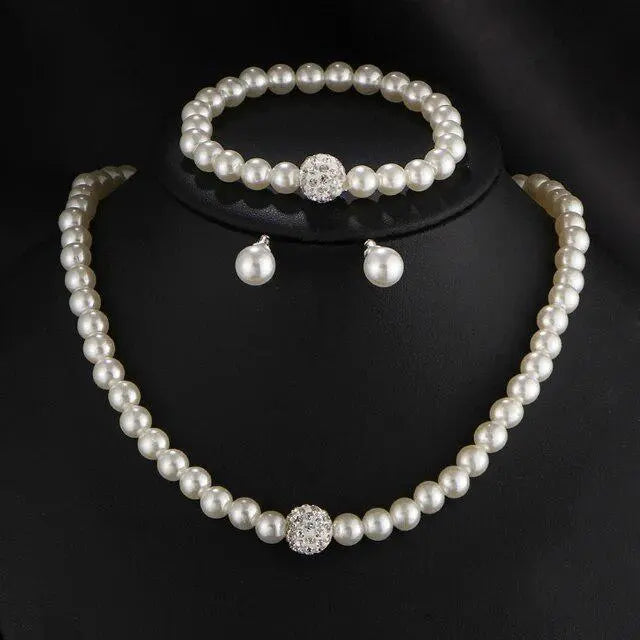 Elegant pearl set