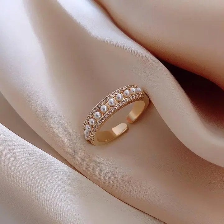 Gold and Pearl Lyxring