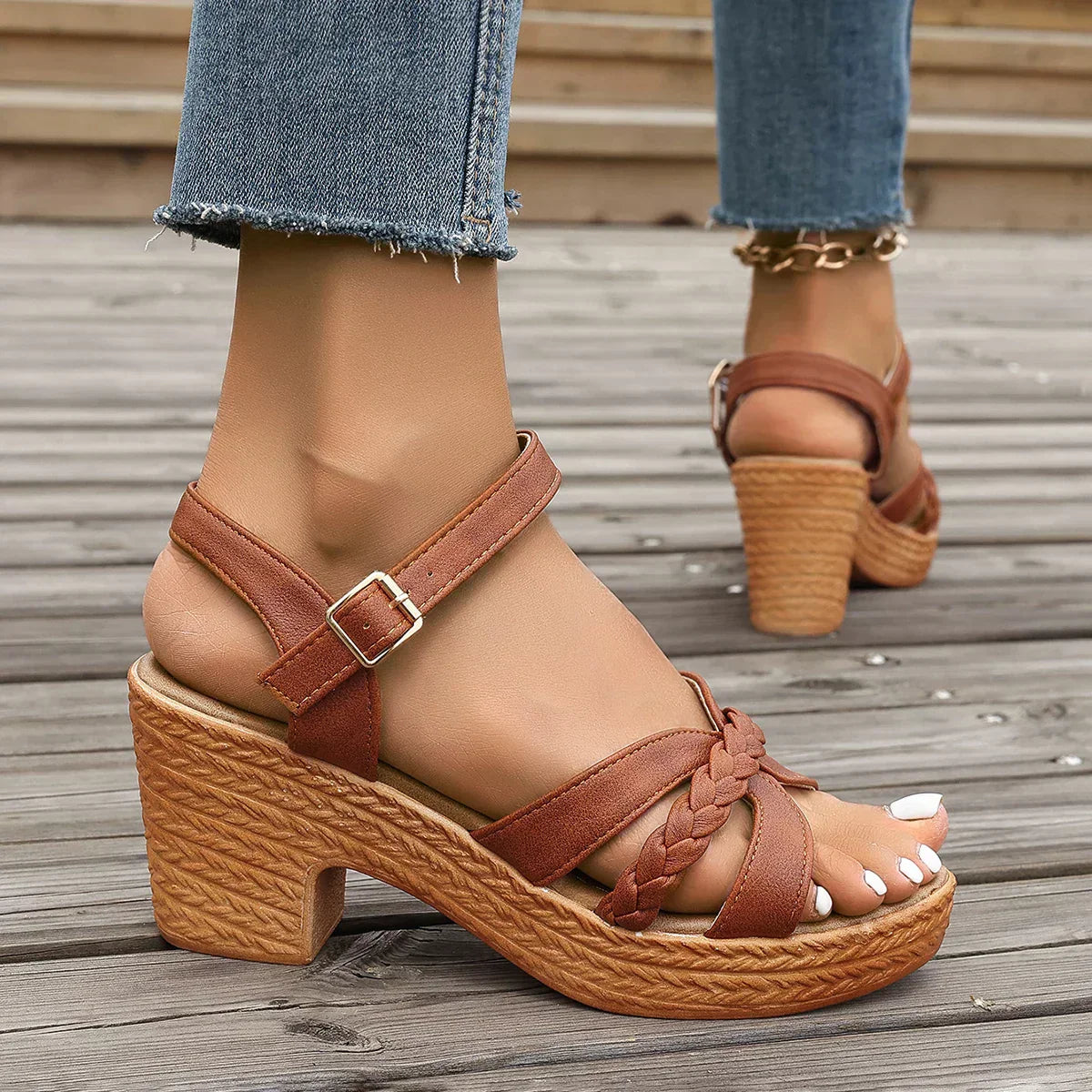 Anna-Berg | Effortless Adjustable Sandals with a Flattering Silhouette