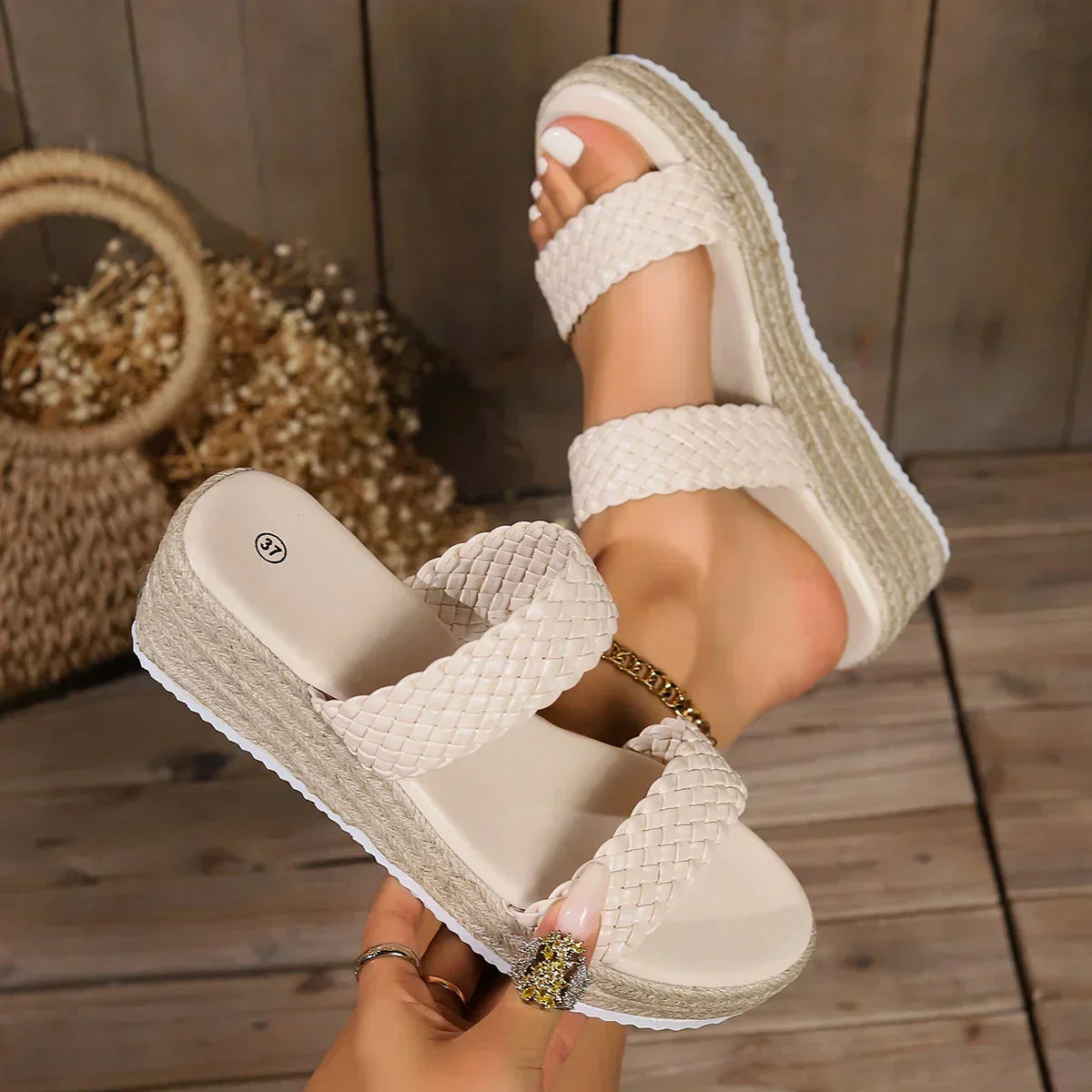 Anna-Berg | Chic Woven Platform Flat Sandals with a Timeless Finish