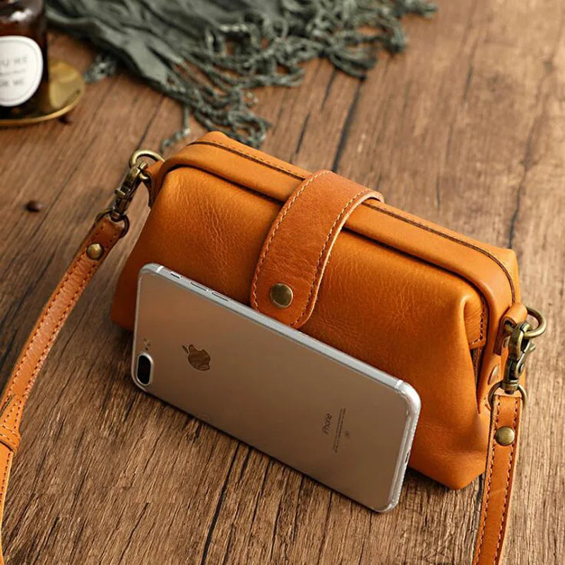 Anna-Berg | Classic Retro Shoulder Bag in Compact Format