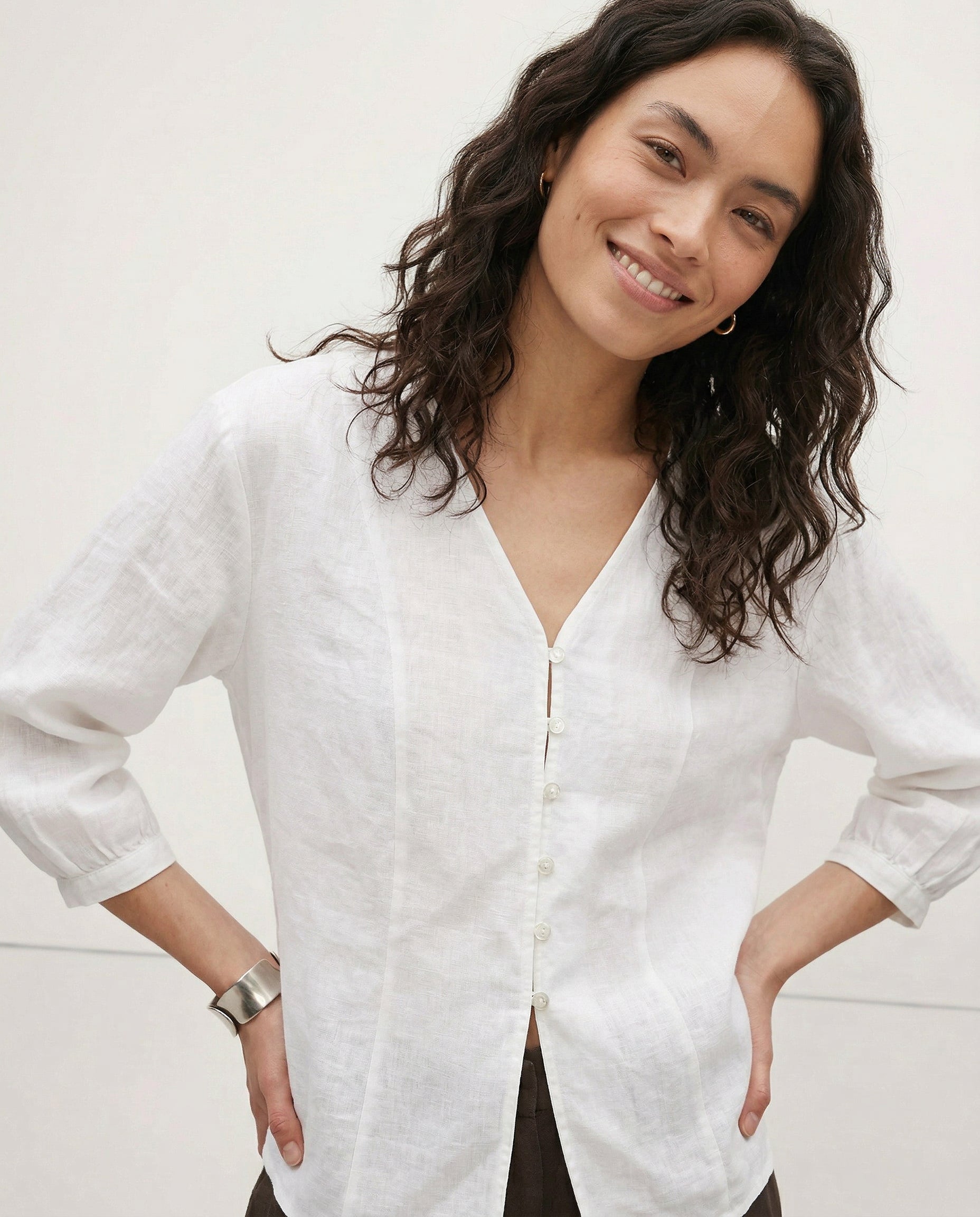 Anna-Berg | Fitted V-Neck Linen Blouse