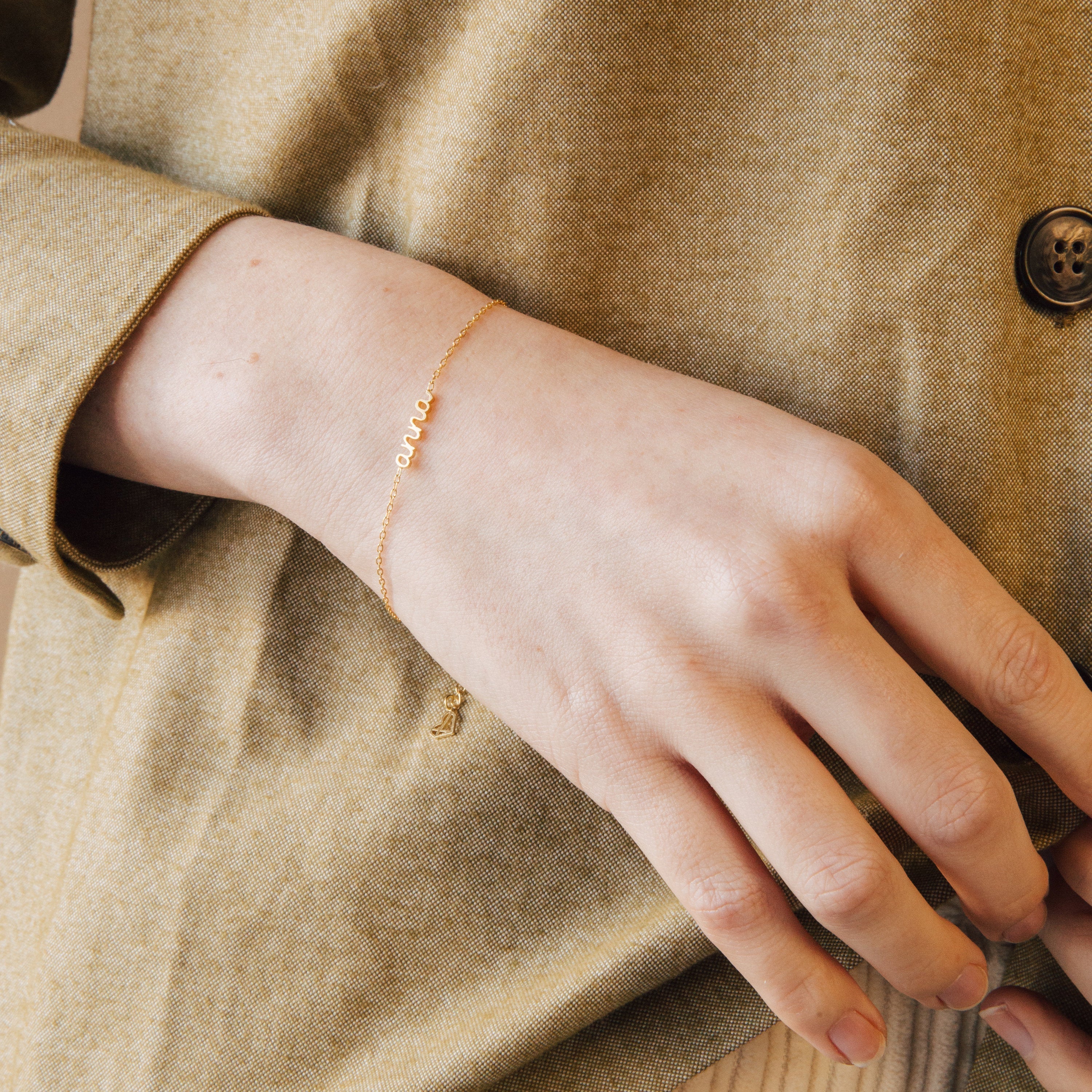 Mia – Kvinnors Eleganta Namnbricka | Minimalistisk Stil