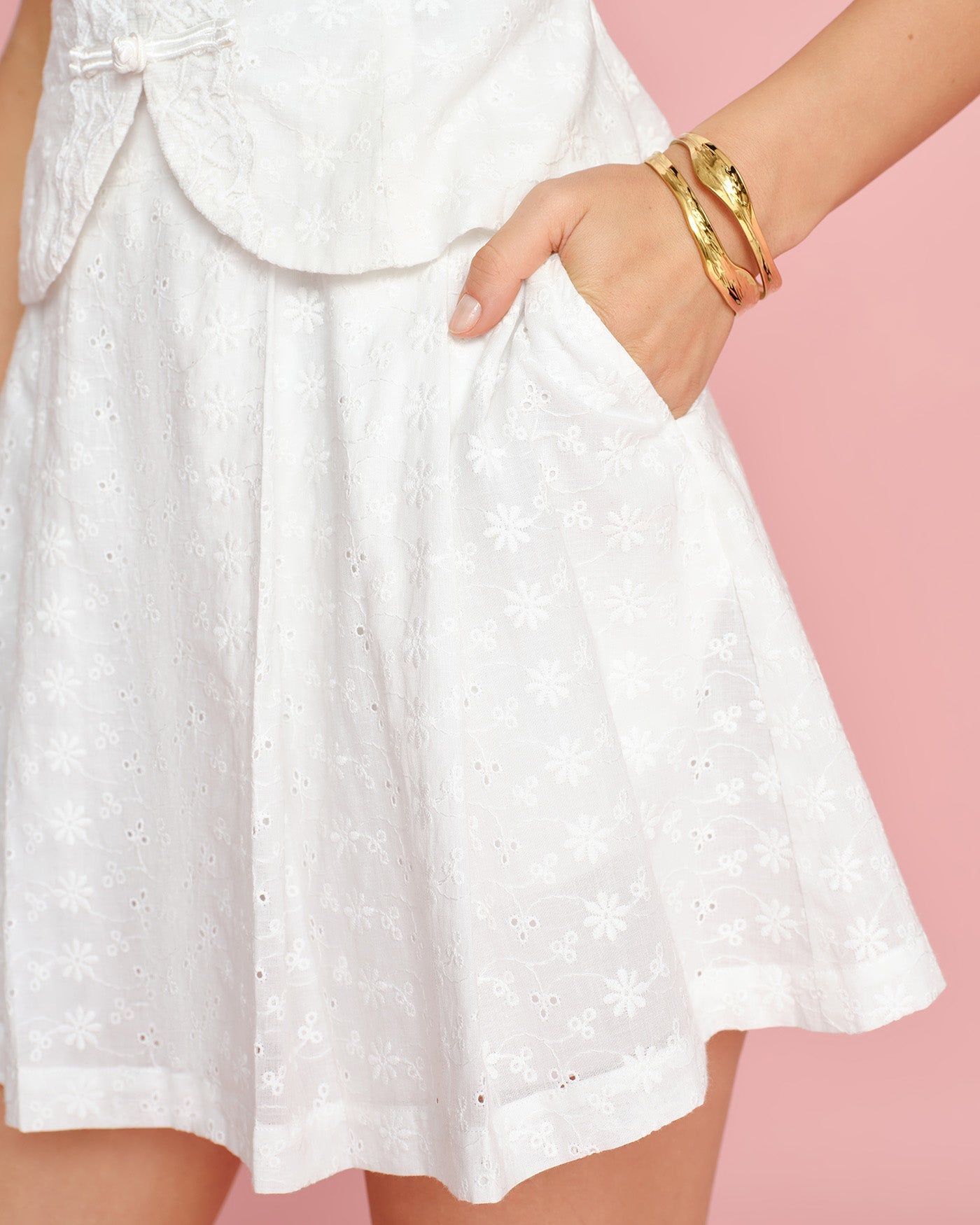 Anna-Berg | White Mini Skirt with Embroidery and Pockets