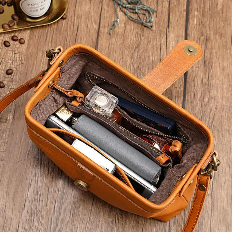 Anna-Berg | Classic Retro Shoulder Bag in Compact Format