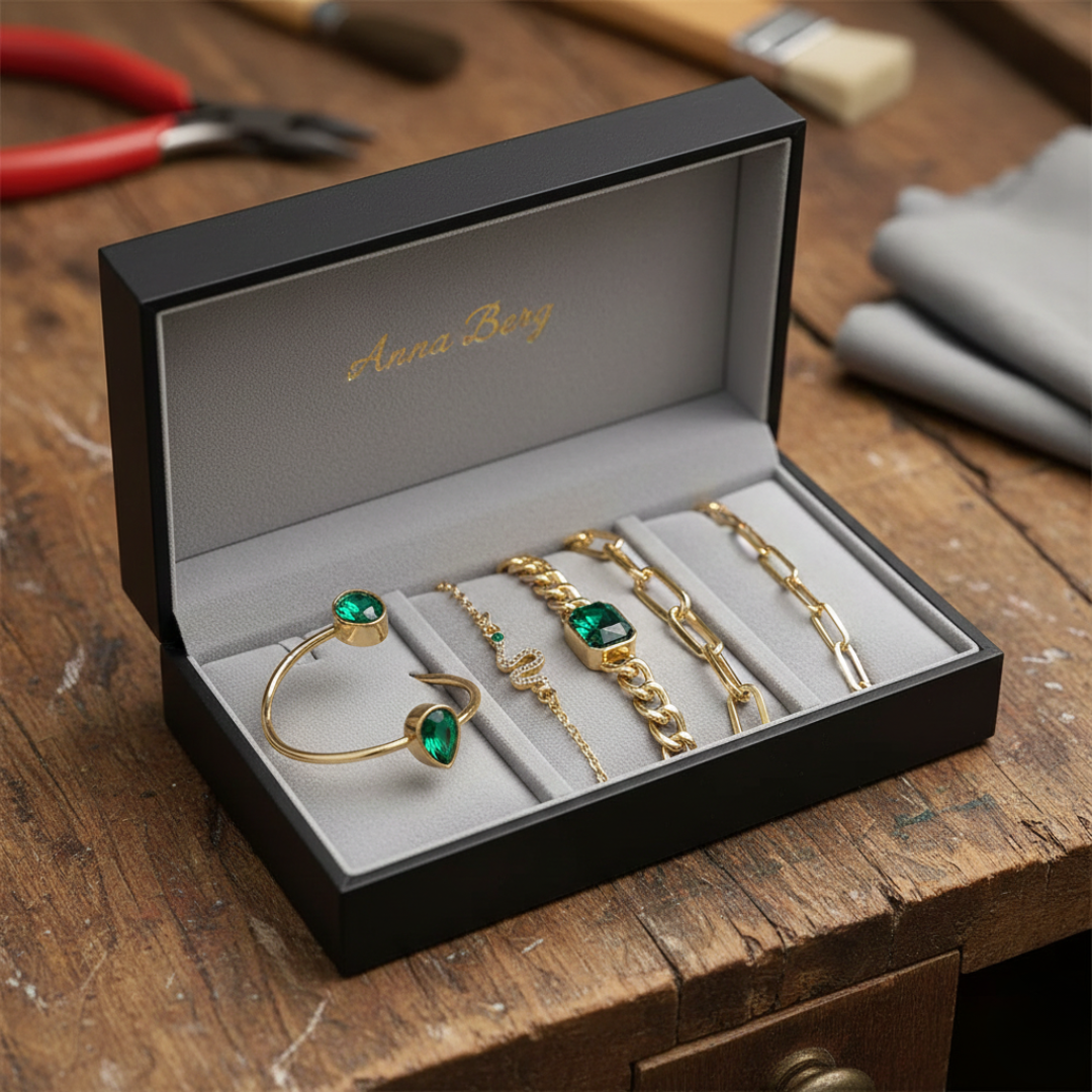 Bracelet set with green crystals