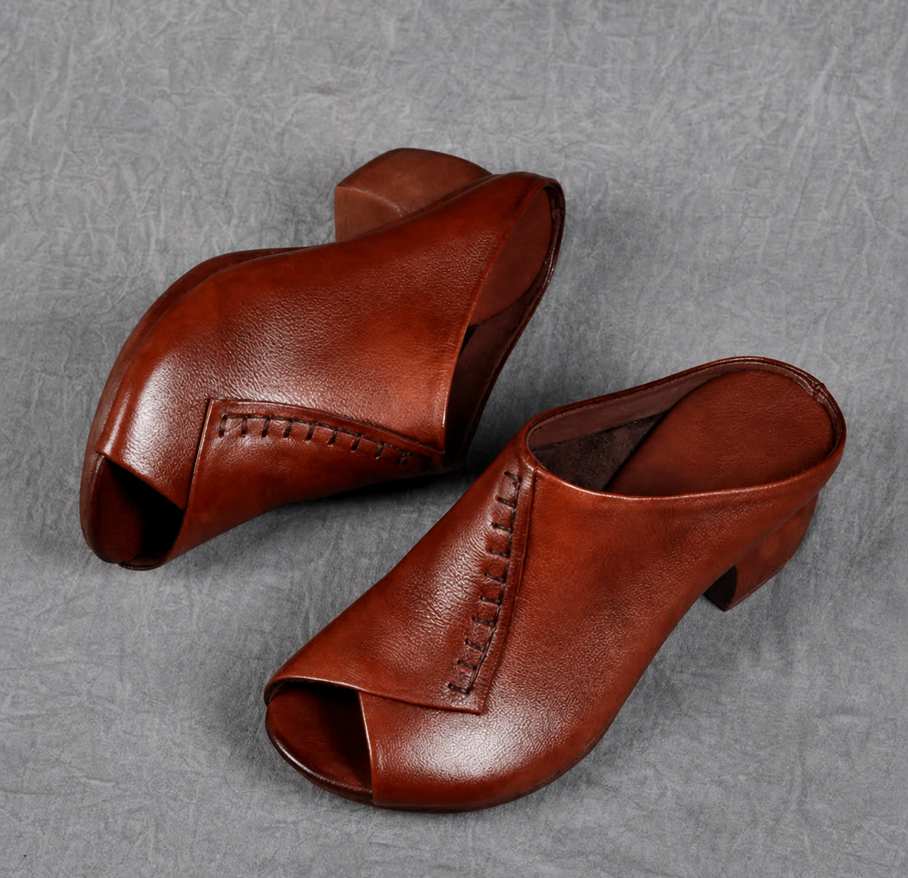 Anna-Berg | Sculpted Cushioned Slip-On Sandals with a Timeless Finish