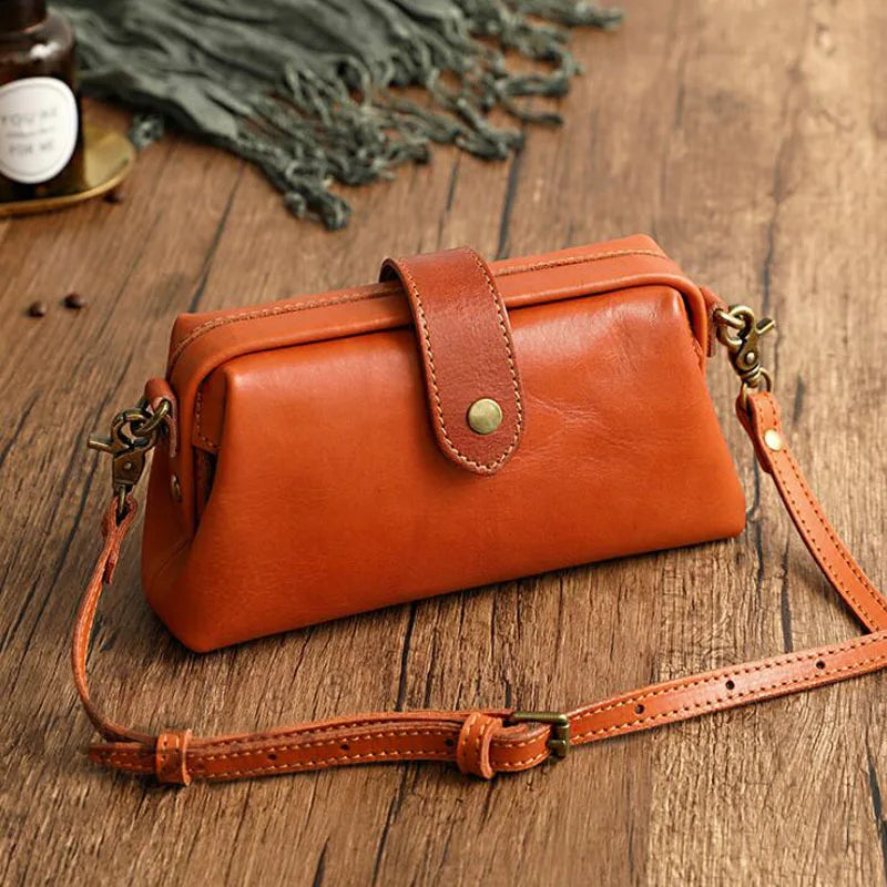 Anna-Berg | Classic Retro Shoulder Bag in Compact Format
