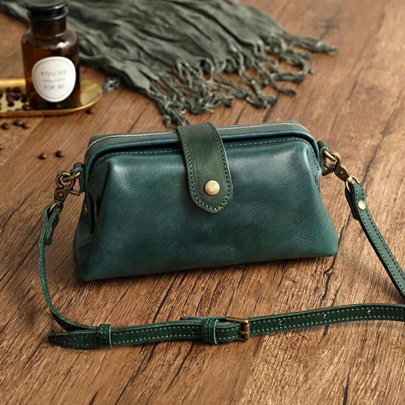 Anna-Berg | Classic Retro Shoulder Bag in Compact Format