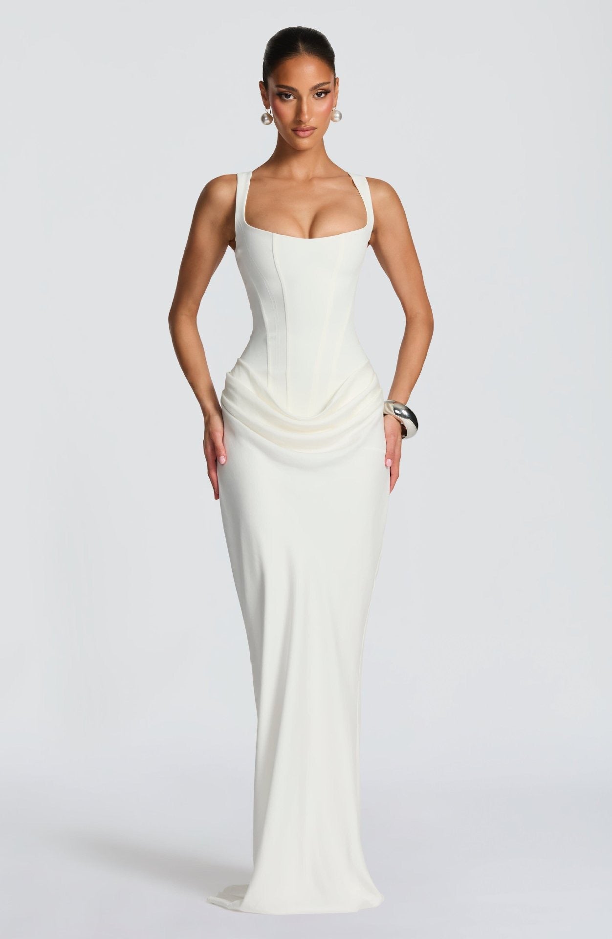 Anna-Berg | Flowing Nelya Dress with a Timeless Finish