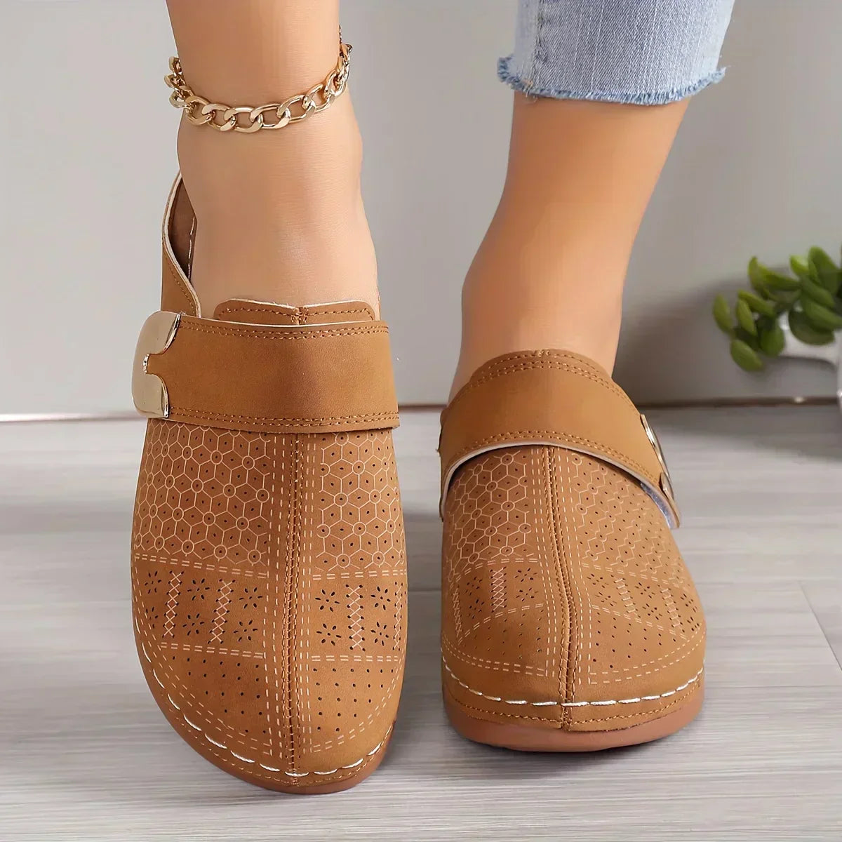 Anna-Berg | Feminine Adjustable Wedge Sandals Made to Turn Heads