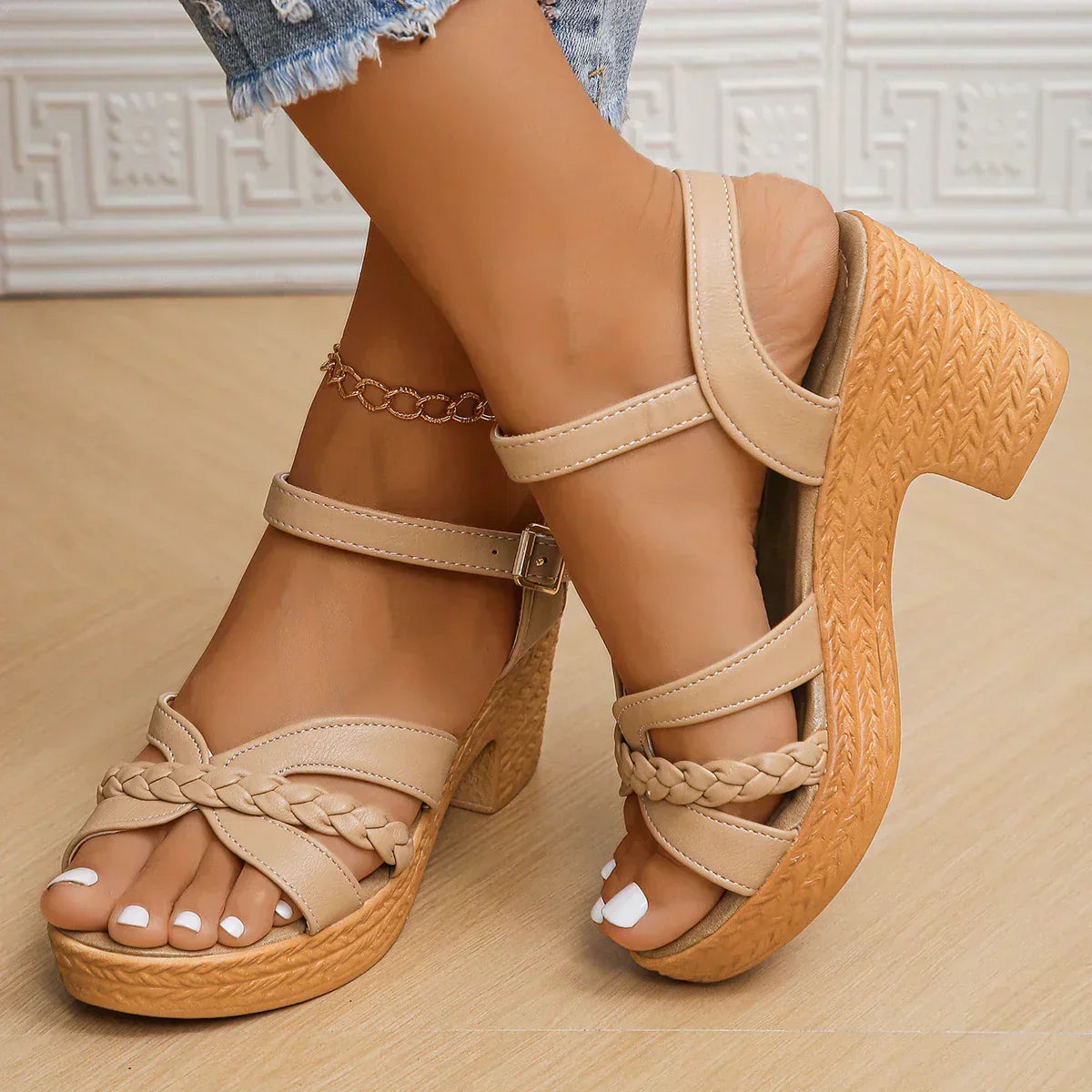 Anna-Berg | Effortless Adjustable Sandals with a Flattering Silhouette