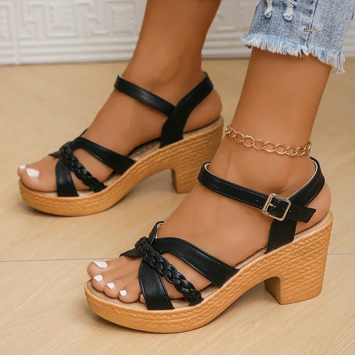 Anna-Berg | Effortless Adjustable Sandals with a Flattering Silhouette