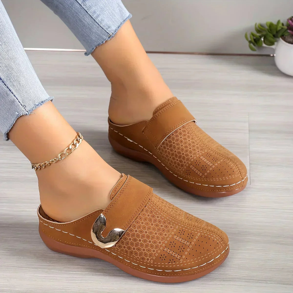 Anna-Berg | Feminine Adjustable Wedge Sandals Made to Turn Heads
