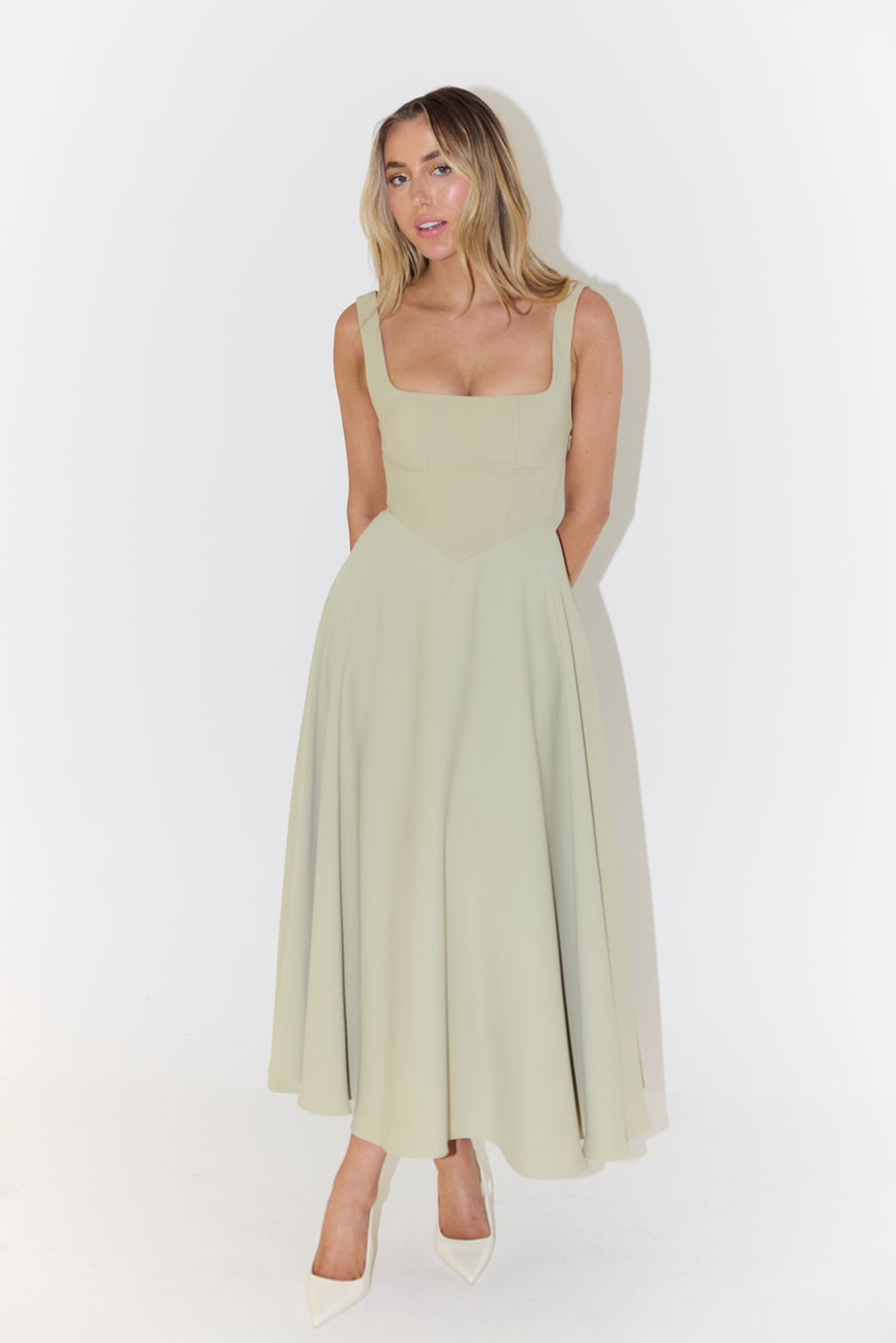 Anna-Berg | Midi Dress – Flattering Fit – Cinched Waist – Flowing Silhouette