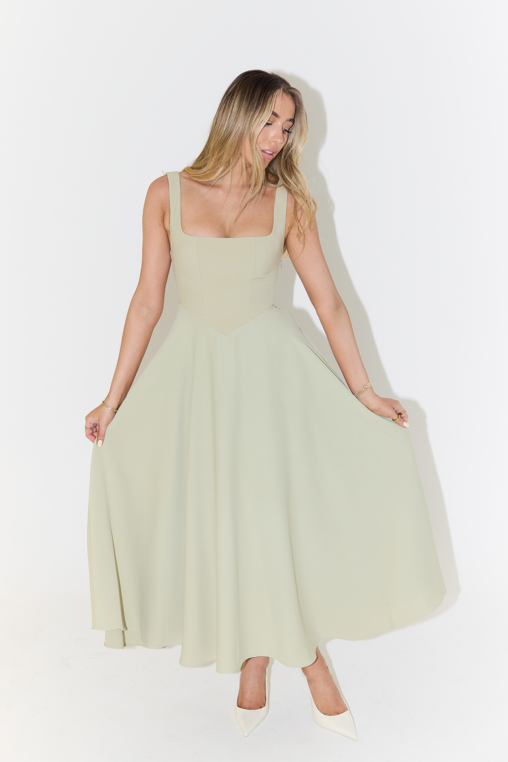 Anna-Berg | Midi Dress – Flattering Fit – Cinched Waist – Flowing Silhouette