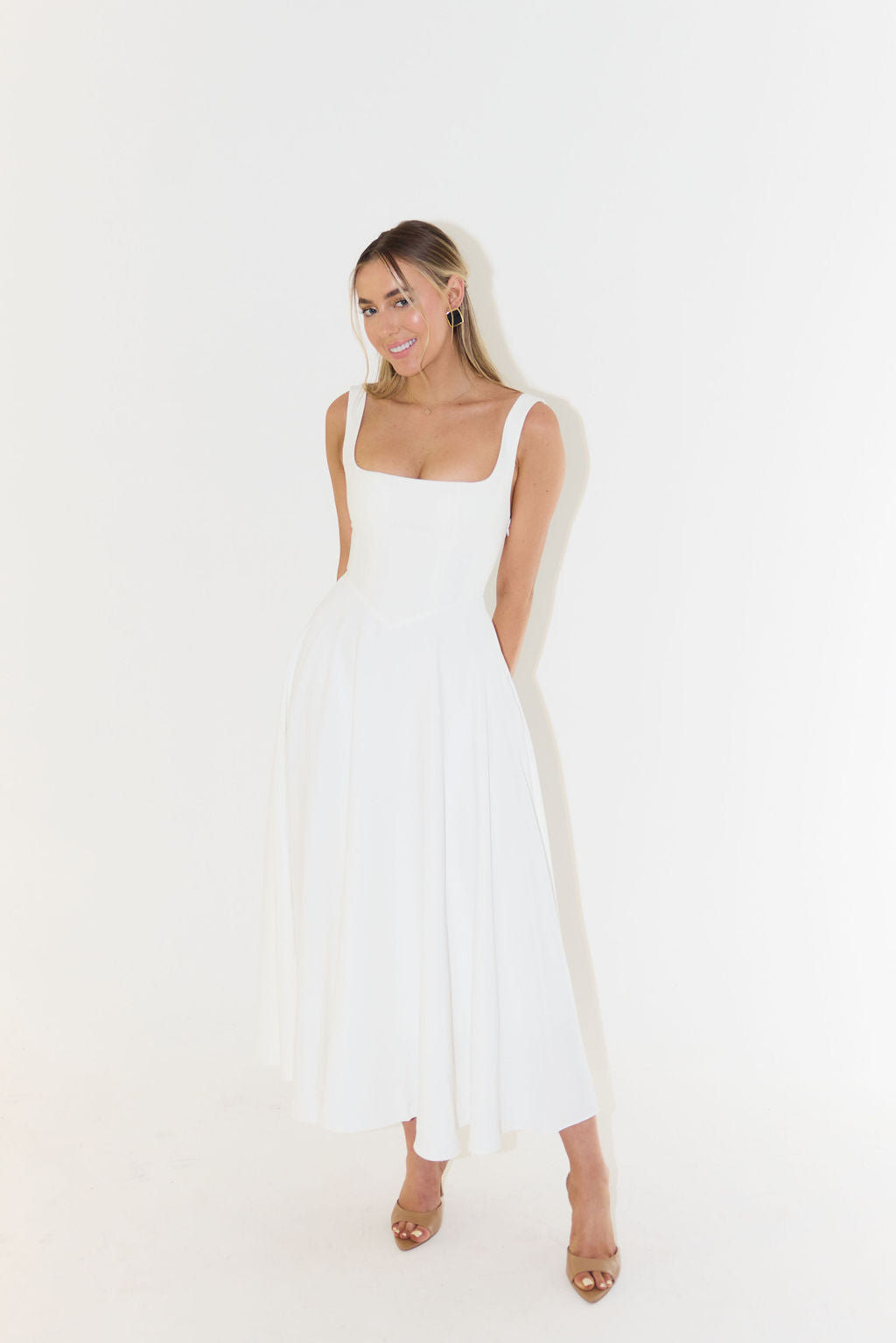 Anna-Berg | Midi Dress – Flattering Fit – Cinched Waist – Flowing Silhouette