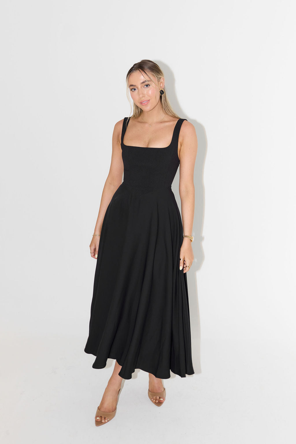 Anna-Berg | Midi Dress – Flattering Fit – Cinched Waist – Flowing Silhouette