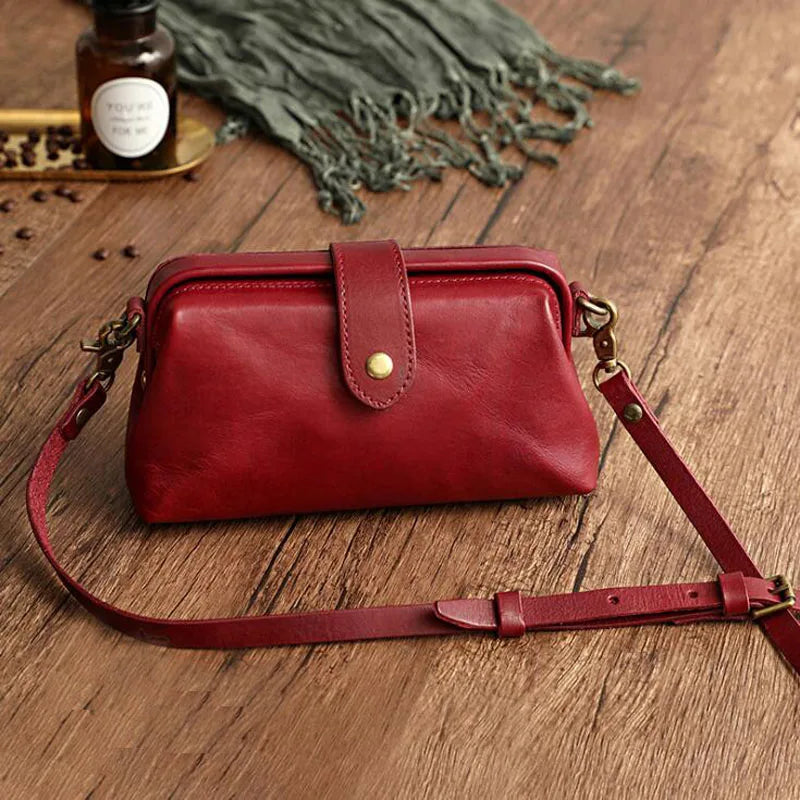 Anna-Berg | Classic Retro Shoulder Bag in Compact Format