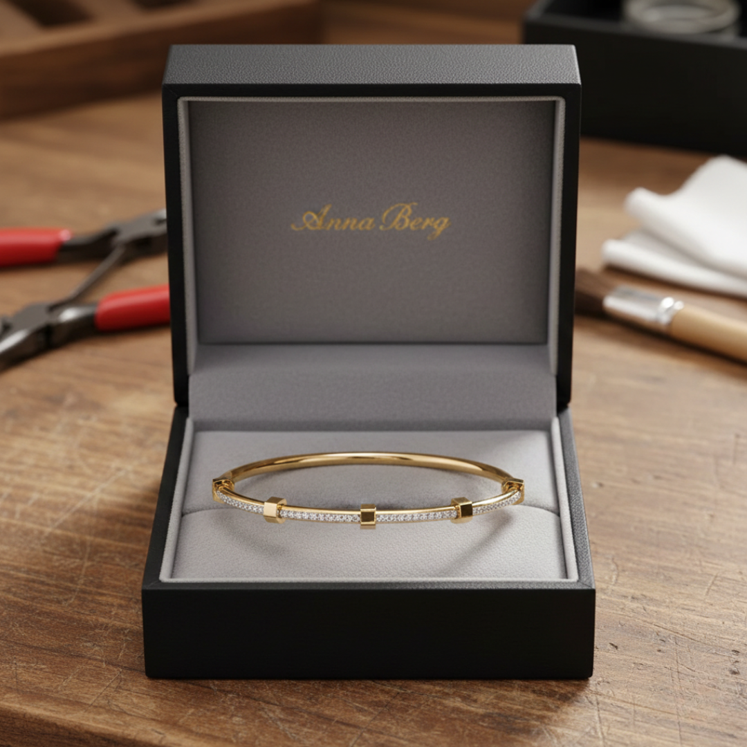 Light gold-plated bracelet with moissanite overlay