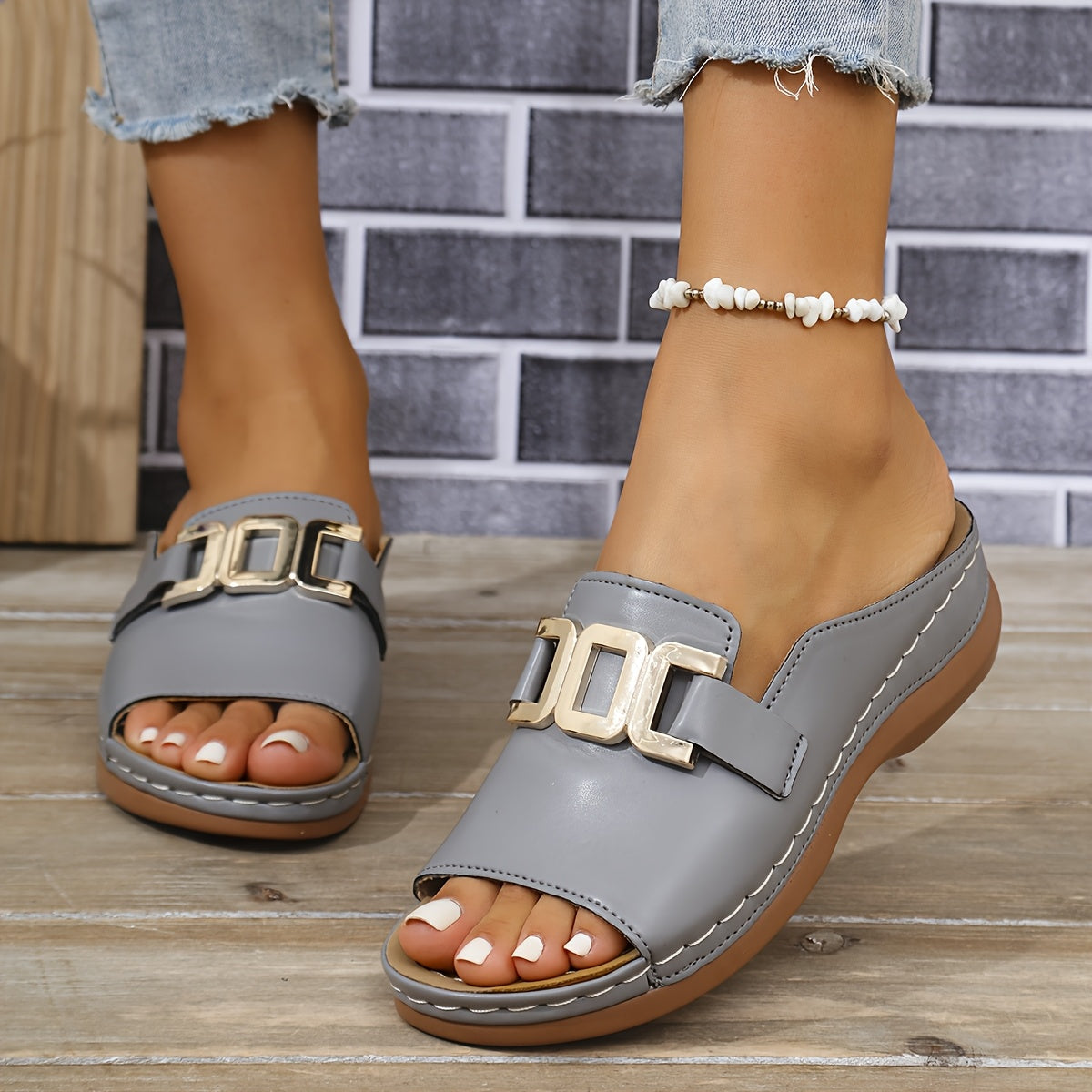 Anna-Berg | Refined Cushioned Buckle Sandals in a Flattering Cut