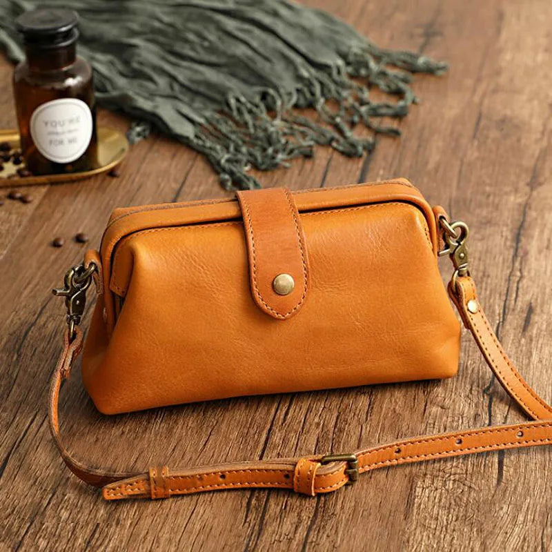 Anna-Berg | Classic Retro Shoulder Bag in Compact Format