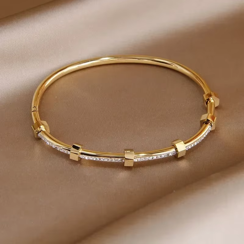Light gold-plated bracelet with moissanite overlay