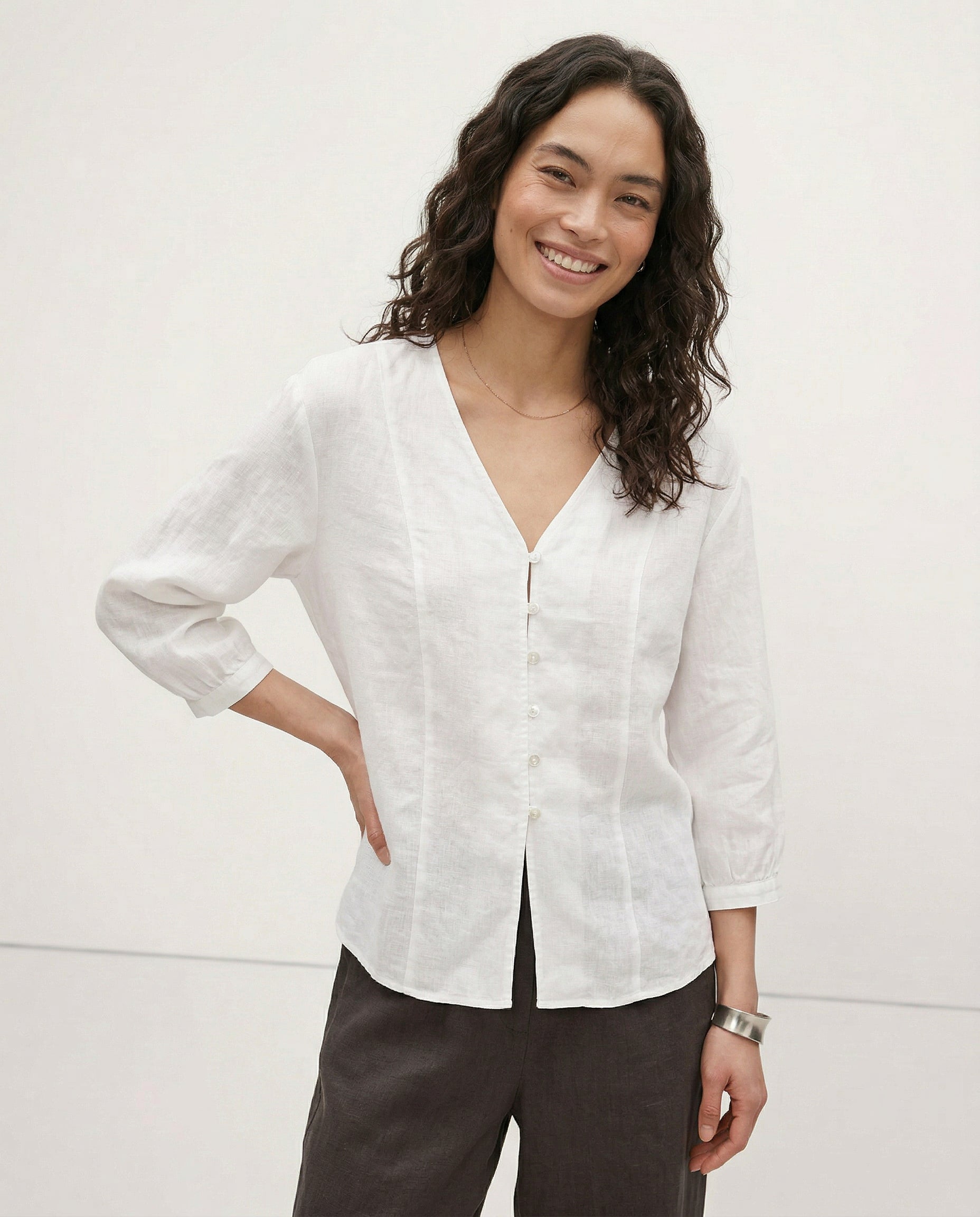 Anna-Berg | Fitted V-Neck Linen Blouse