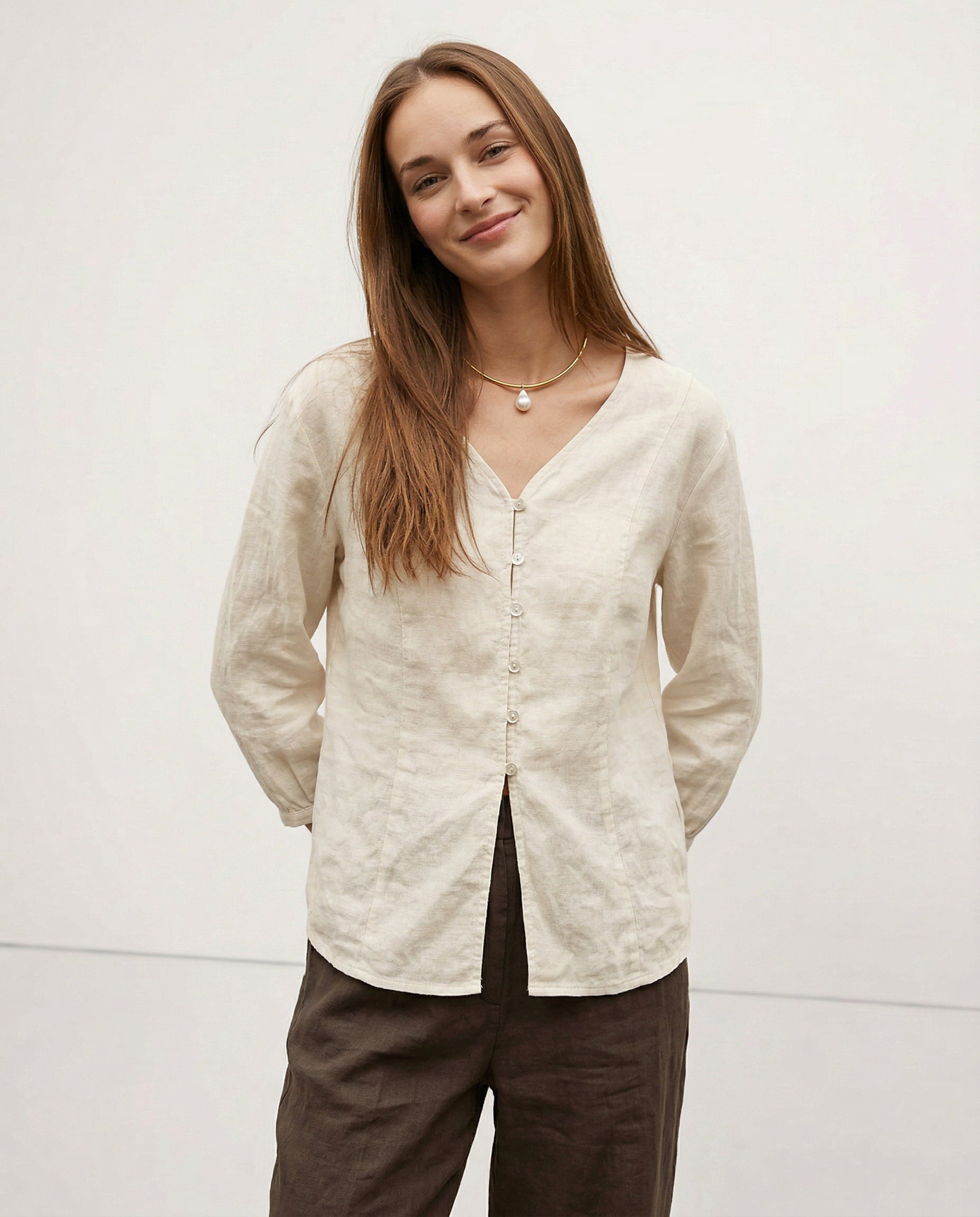 Anna-Berg | Fitted V-Neck Linen Blouse