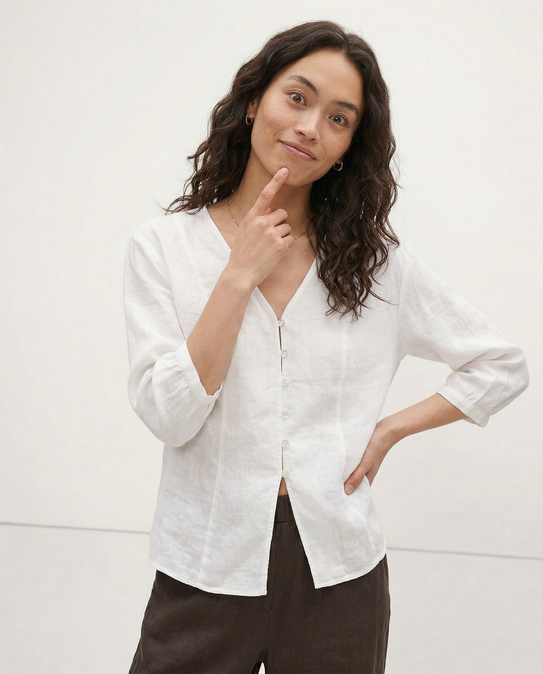 Anna-Berg | Fitted V-Neck Linen Blouse