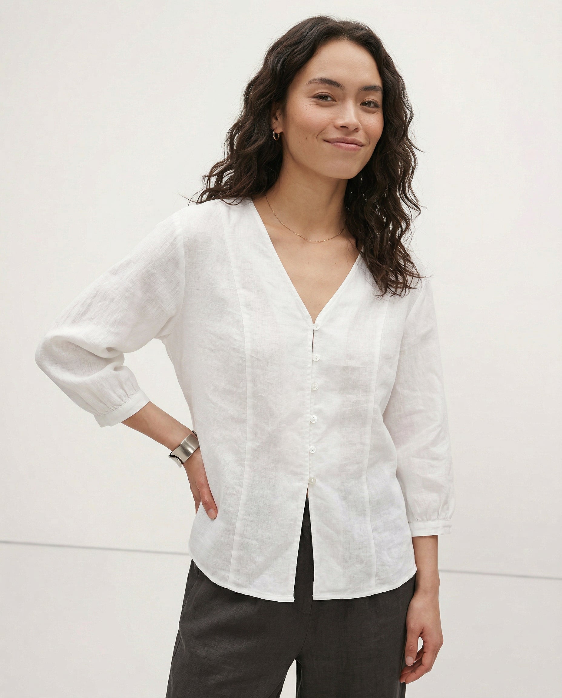 Anna-Berg | Fitted V-Neck Linen Blouse
