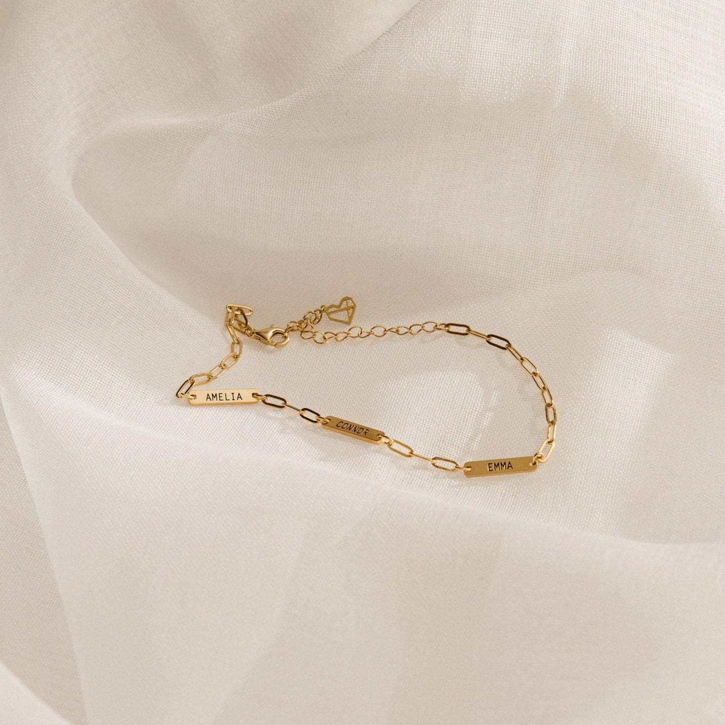 Mia – Elegant Personalized Mini Name Bracelet for Women | Charming Design