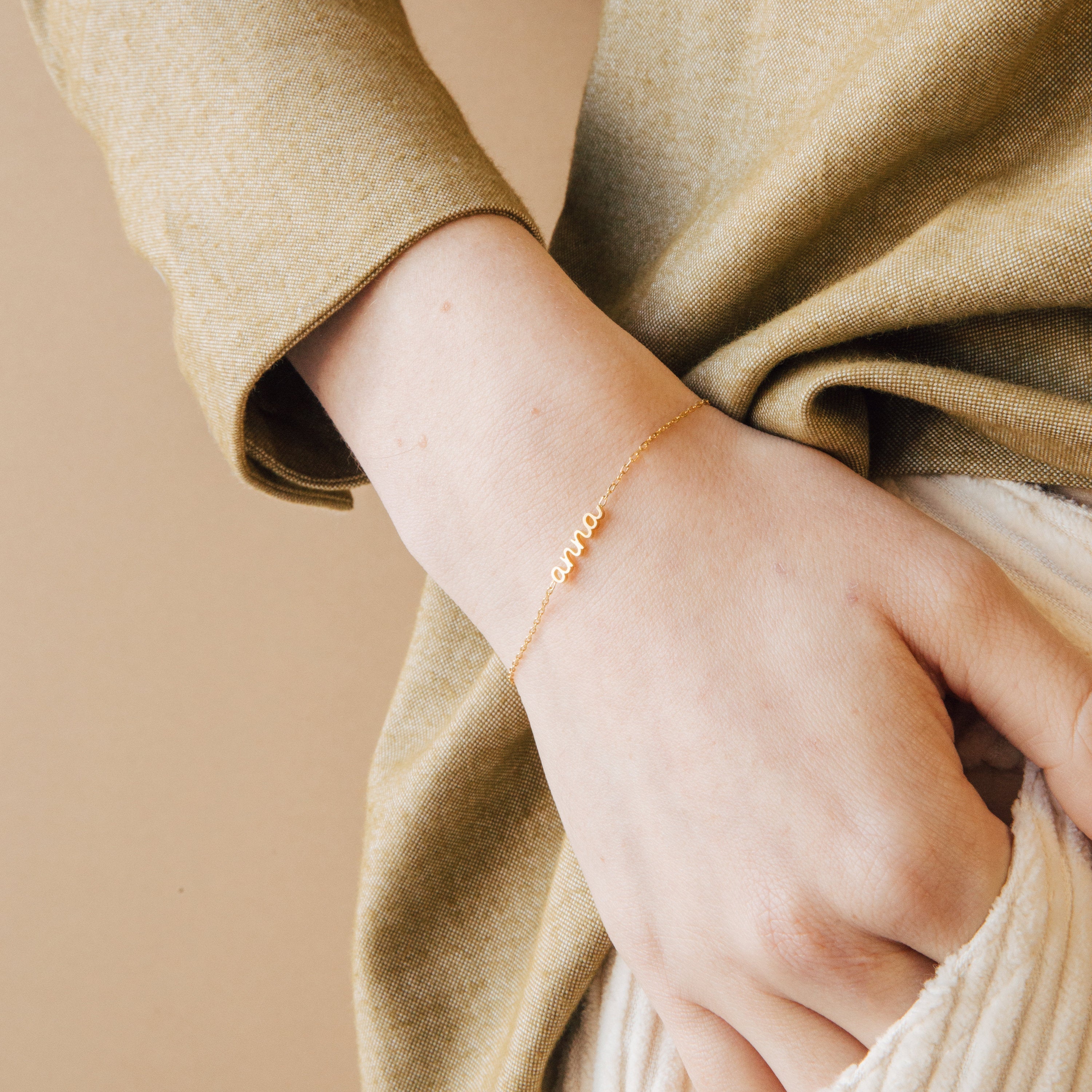 Mia – Kvinnors Eleganta Namnbricka | Minimalistisk Stil