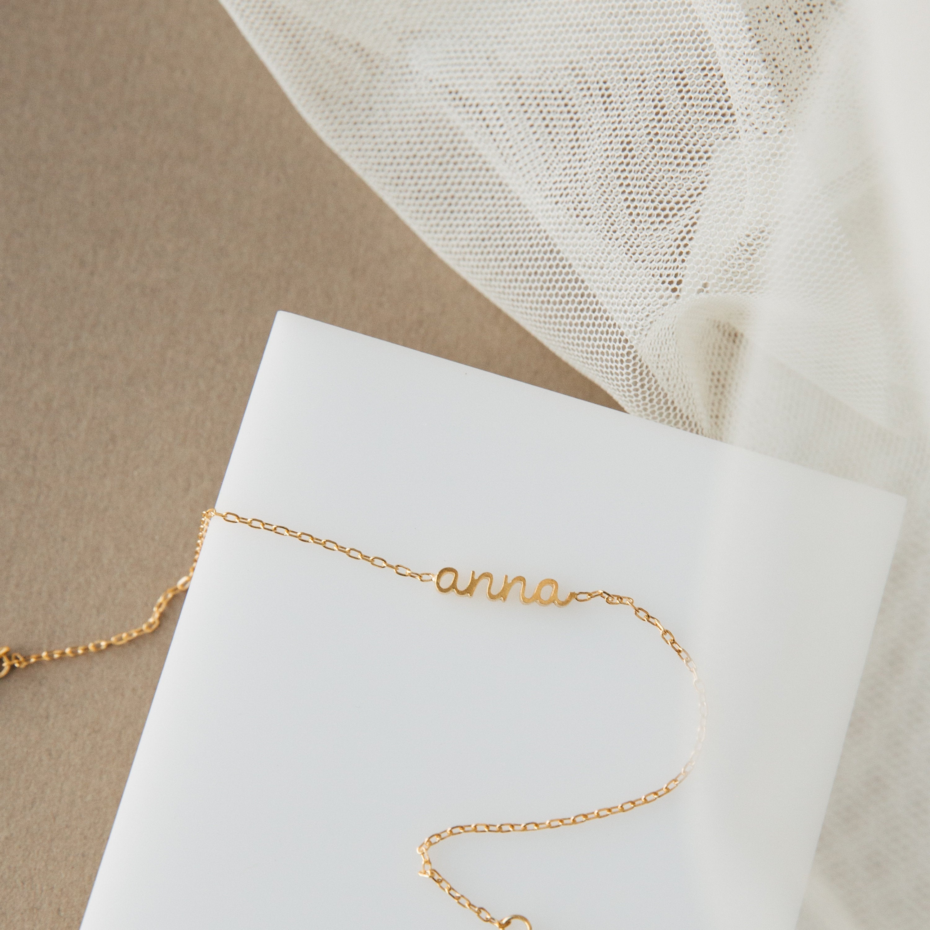 Mia – Kvinnors Eleganta Namnbricka | Minimalistisk Stil