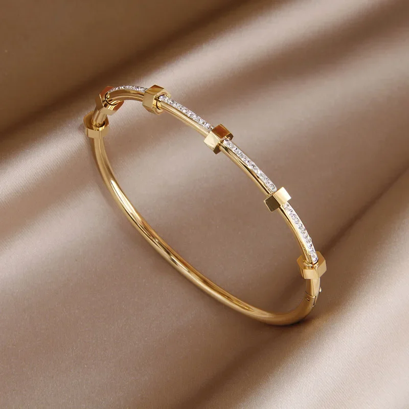 Light gold-plated bracelet with moissanite overlay