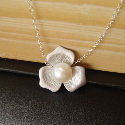 Elegant Pearl Flower Necklace