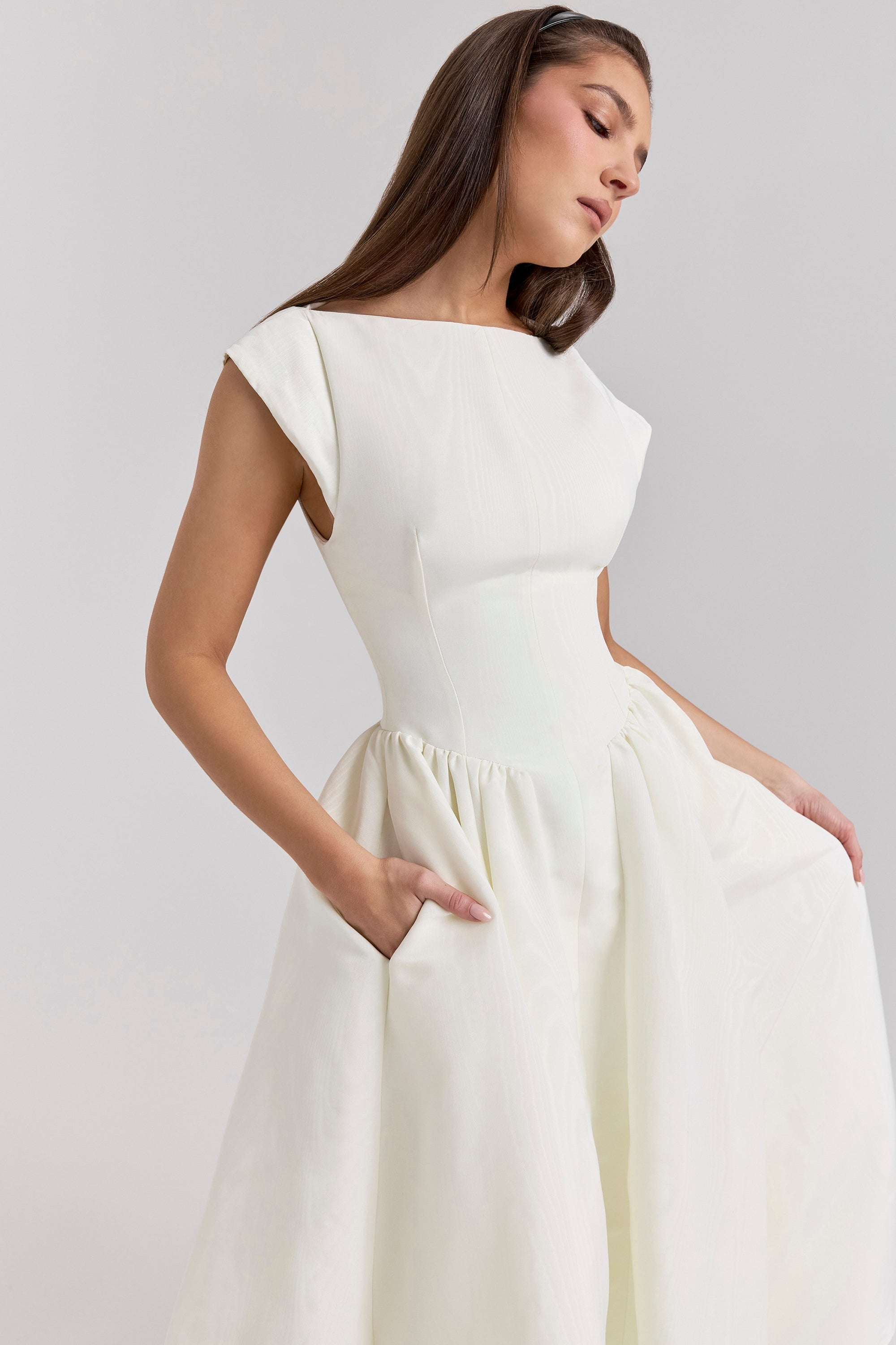 Anna-Berg | Effortless Backless Tulle Midi Dress for Every Occasion