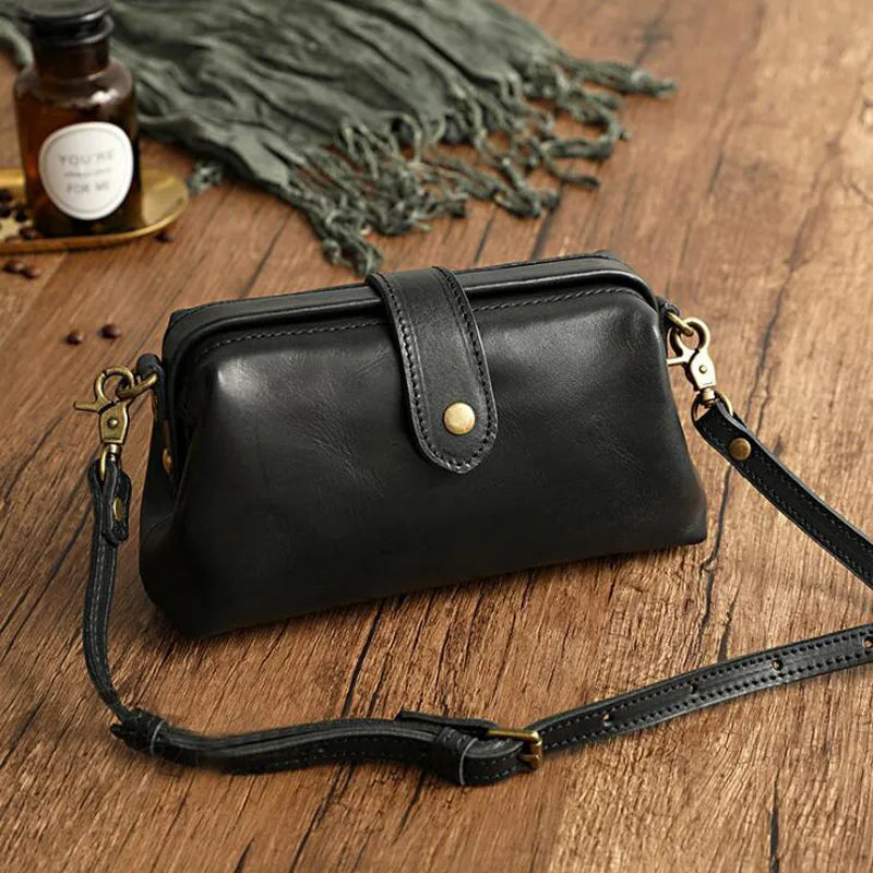 Anna-Berg | Classic Retro Shoulder Bag in Compact Format