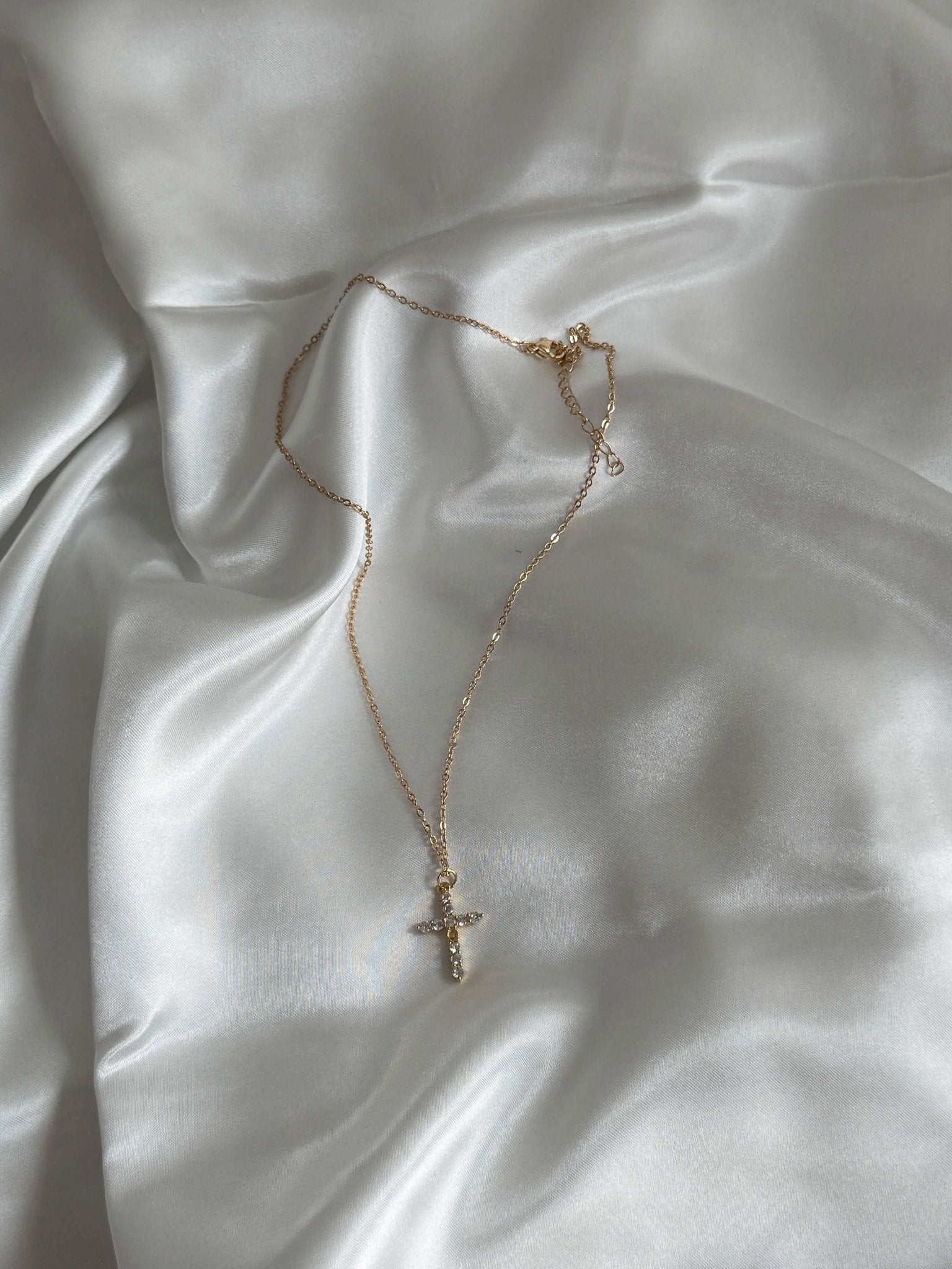 Ariadne Zirconia Cross Hanging Necklace